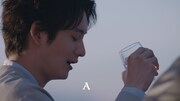 「SUNTORY WORLD WHISKY『碧Ao』」CM「Hello, NEW PREMIUM編」より。
