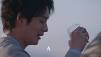 「SUNTORY WORLD WHISKY『碧Ao』」CM「Hello, NEW PREMIUM編」より。