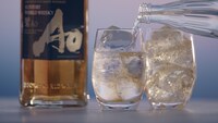 「SUNTORY WORLD WHISKY『碧Ao』」CM「Hello, NEW PREMIUM編」より。