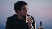 「SUNTORY WORLD WHISKY『碧Ao』」CM「Hello, NEW PREMIUM編」より。