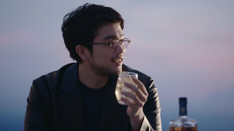 「SUNTORY WORLD WHISKY『碧Ao』」CM「Hello, NEW PREMIUM編」より。