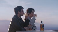 「SUNTORY WORLD WHISKY『碧Ao』」CM「Hello, NEW PREMIUM編」より。