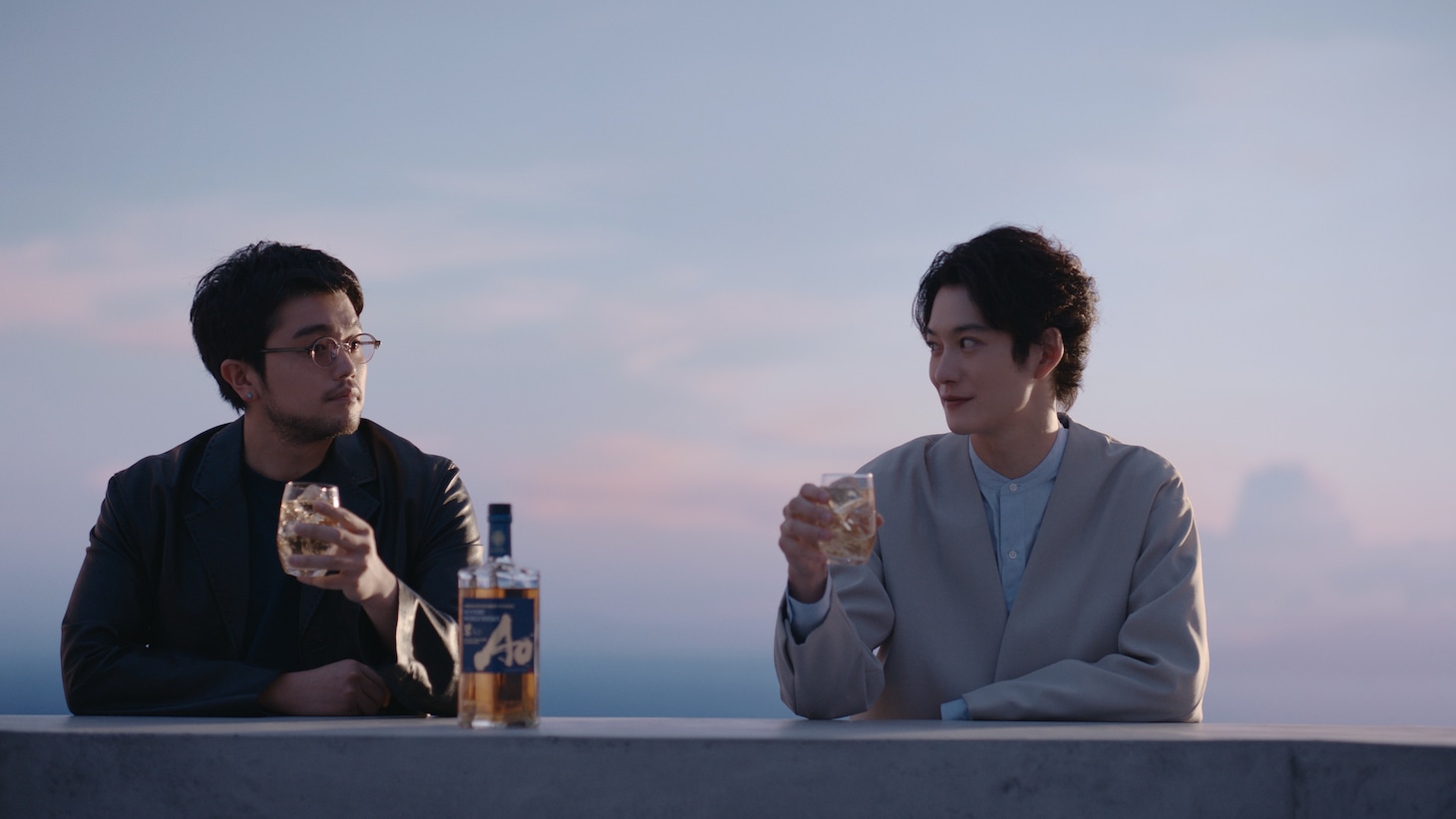 「SUNTORY WORLD WHISKY『碧Ao』」CM「Hello, NEW PREMIUM編」より。