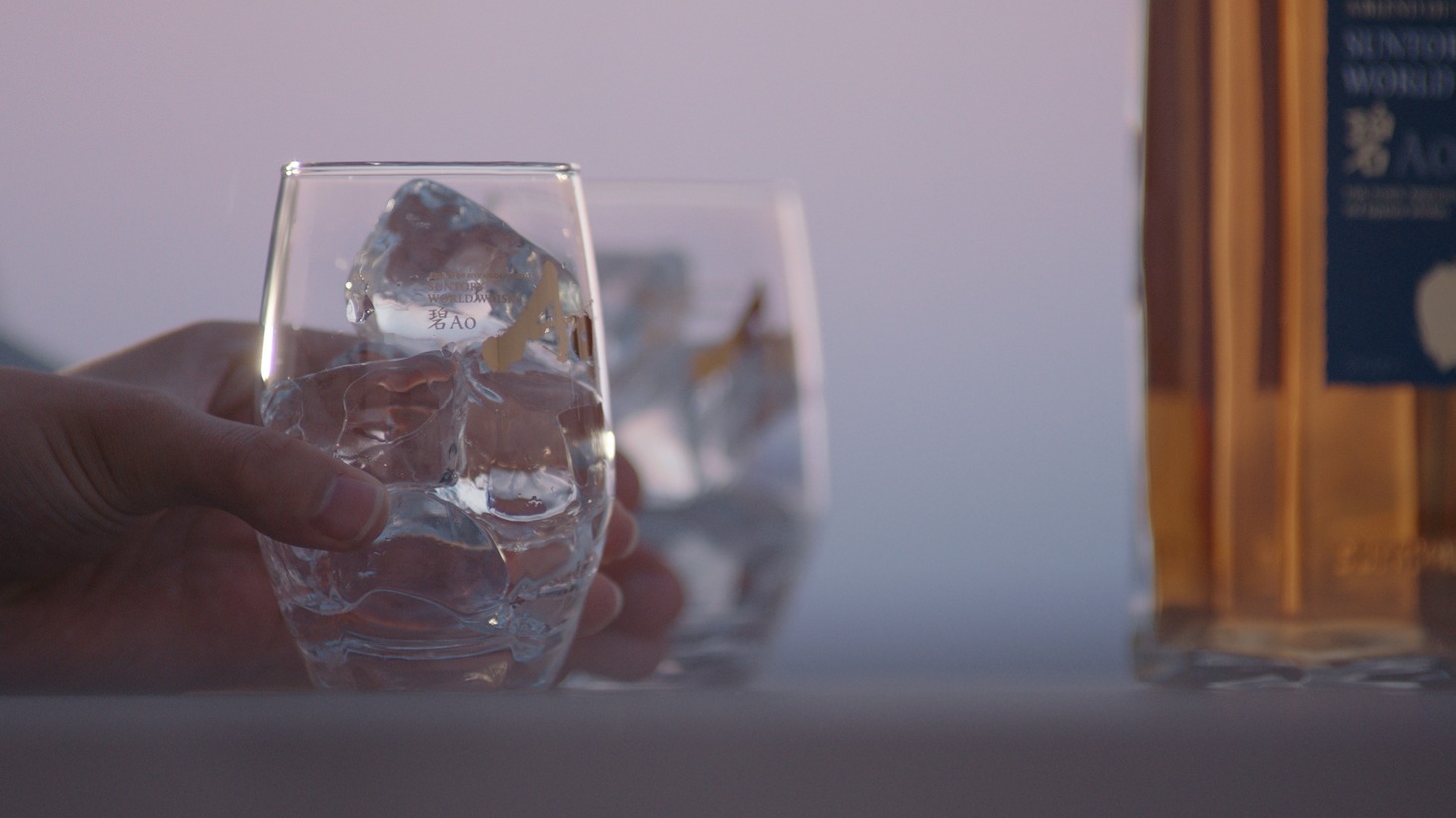 「SUNTORY WORLD WHISKY『碧Ao』」CM「碧Aoの愉しみ方編」より。