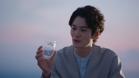 「SUNTORY WORLD WHISKY『碧Ao』」CM「碧 Ao の愉しみ方編」より。
