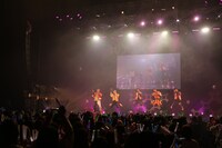 「超えてアバンチュール」のパフォーマンスの様子。（撮影：寺本篤史）