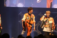 伝言ゲームのリョウガと、リョウガを見て爆笑するマサヒロ（右）。（撮影：寺本篤史）