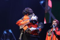 伝言ゲームで勝利を確信して抱き合うマサヒロとカイ（実際は不正解）。（撮影：寺本篤史）