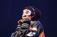 アイマスクに合わせたポーズで待機するタクヤ。（撮影：寺本篤史）