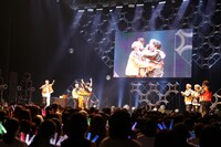 伝言ゲームを成功させ、リョウガを巻き込んで抱き合う宇宙チーム（左）。（撮影：寺本篤史）