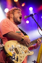 アサノケンジ（Vo, G / TENDOUJI）（撮影：MAYUMI）