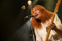 ヨシダタカマサ（B / TENDOUJI）（撮影：MAYUMI）