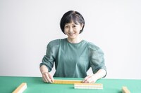 麻雀の取材ということで、マットと同じ緑色の衣装を着用してきた浅香。