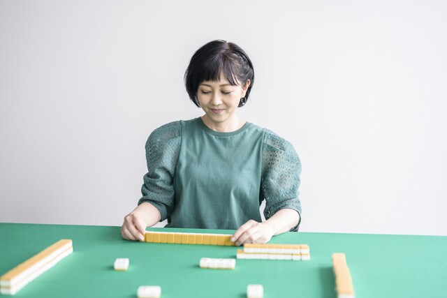 麻雀の取材ということで、マットと同じ緑色の衣装を着用してきた浅香。