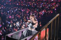 ピースする須田亜香里。