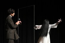 貞子に拍手を送る黒羽麻璃央（左）。