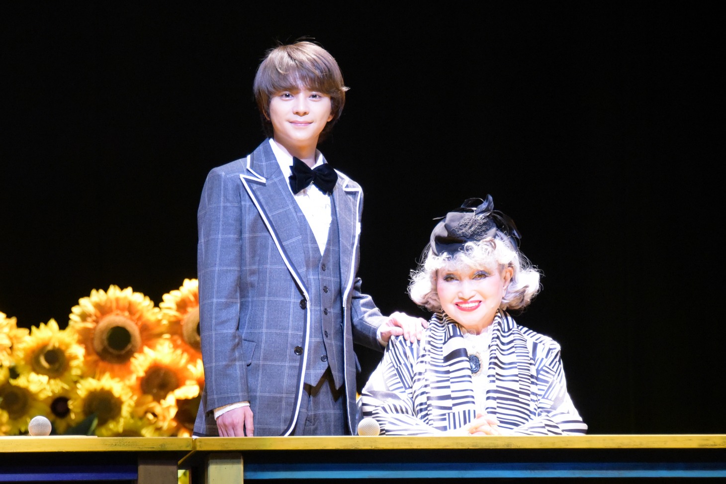 左から佐藤勝利、黒柳徹子。