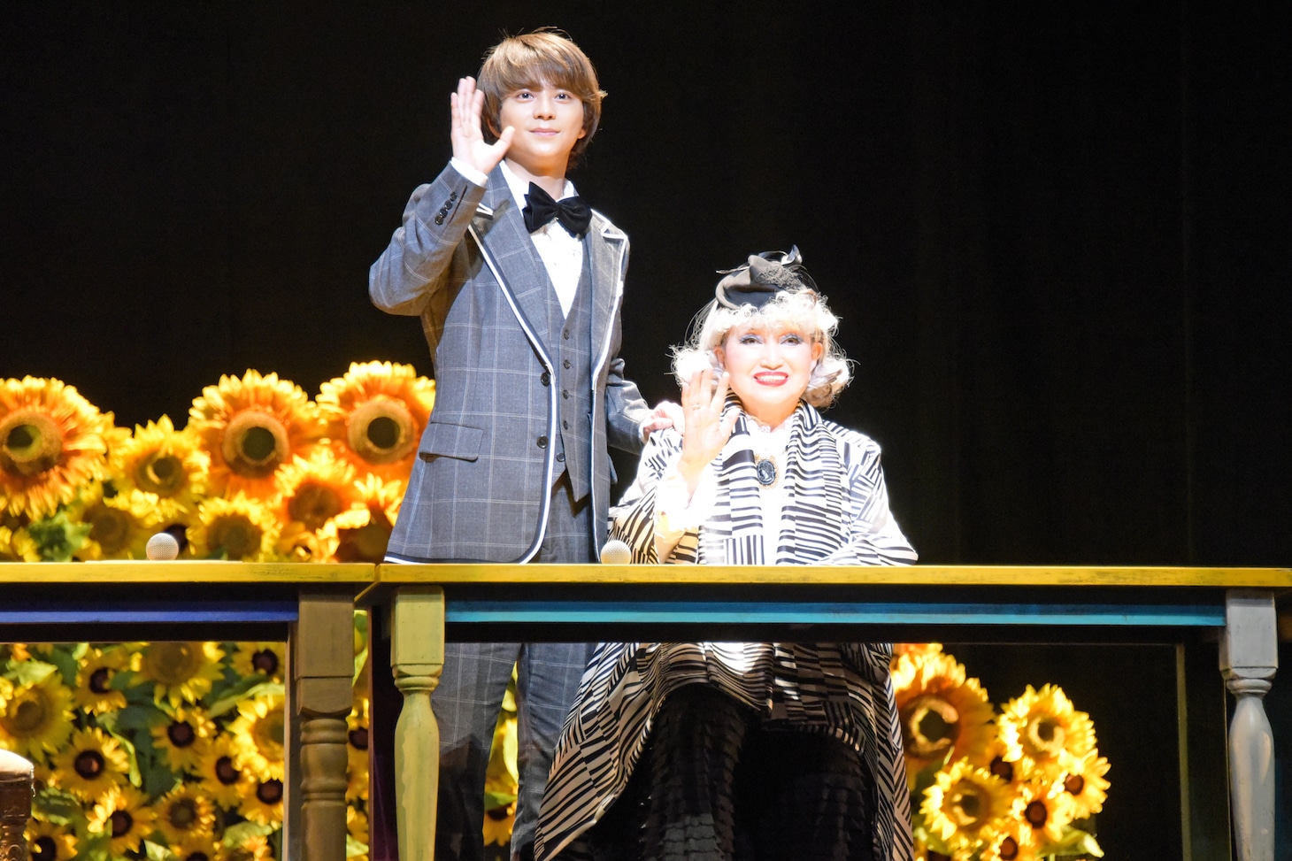 左から佐藤勝利、黒柳徹子。