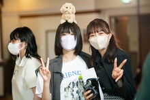 生配信のカメラで遊ぶ小久保柚乃（中央）と星名美怜（右）。