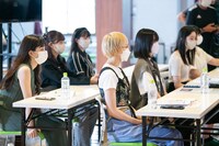 審査の様子を見守るエビ中。