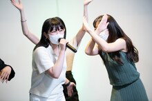 カラオケ審査用のカラオケマシーンでAdo「うっせぇわ」を歌う柏木ひなた。