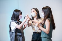 前回のオーディションで合格した小久保柚乃、風見和香、桜木心菜（左から）は課題曲「仮契約のシンデレラ」を歌う。