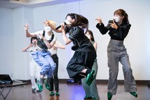 「仮契約のシンデレラ」を歌うエビ中。