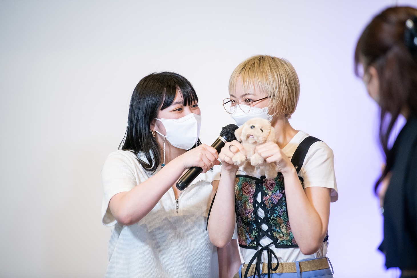 「仮契約のシンデレラ」を歌う柏木ひなた（左）と安本彩花（右）。