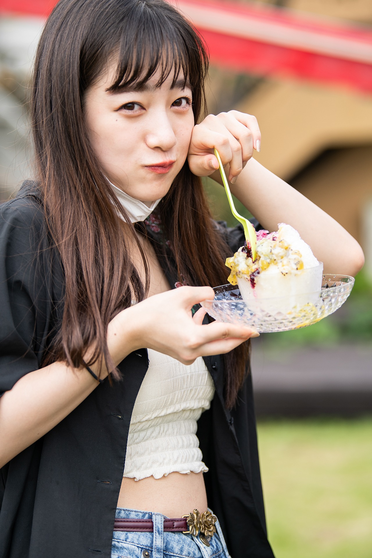 かき氷を手にゴキゲンな桜木心菜。