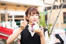 かき氷を味わう星名美怜。