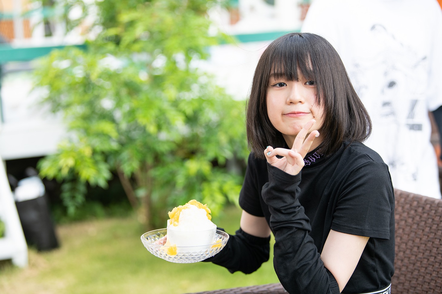 かき氷を味わう小久保柚乃。