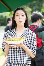 マスカットを頬張る風見和香。