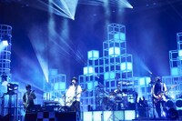 「スピッツ コンサート 2020 “猫ちぐらの夕べ”」より。