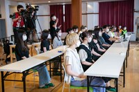 新メンバー候補生を見守るエビ中。