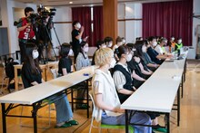 新メンバー候補生を見守るエビ中。