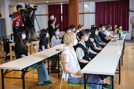 新メンバー候補生を見守るエビ中。