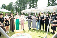 ラムネで乾杯するエビ中メンバーと候補生。