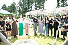 ラムネで乾杯するエビ中メンバーと候補生。