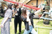 ラムネ片手に記念撮影する風見和香、星名美怜、桜木心菜（左から）。
