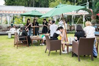 エビ中メンバーとのひとときを楽しむ候補生。