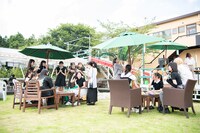 エビ中メンバーとのひとときを楽しむ候補生。