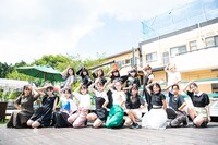 エビ中メンバーと未来のエビ中メンバー候補者による記念撮影。