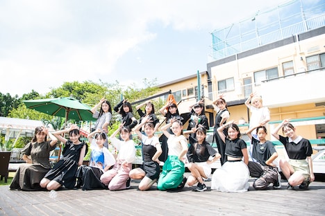 エビ中メンバーと未来のエビ中メンバー候補者による記念撮影。