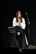 サックスを演奏する古畑奈和。