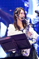 サックスを演奏する古畑奈和。