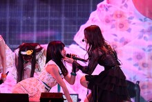 古畑奈和（右端）