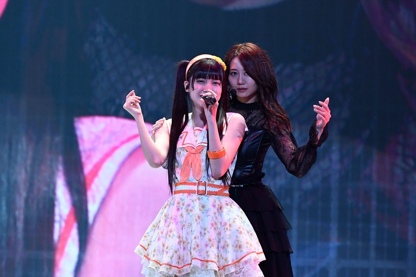 左から林美澪、古畑奈和。