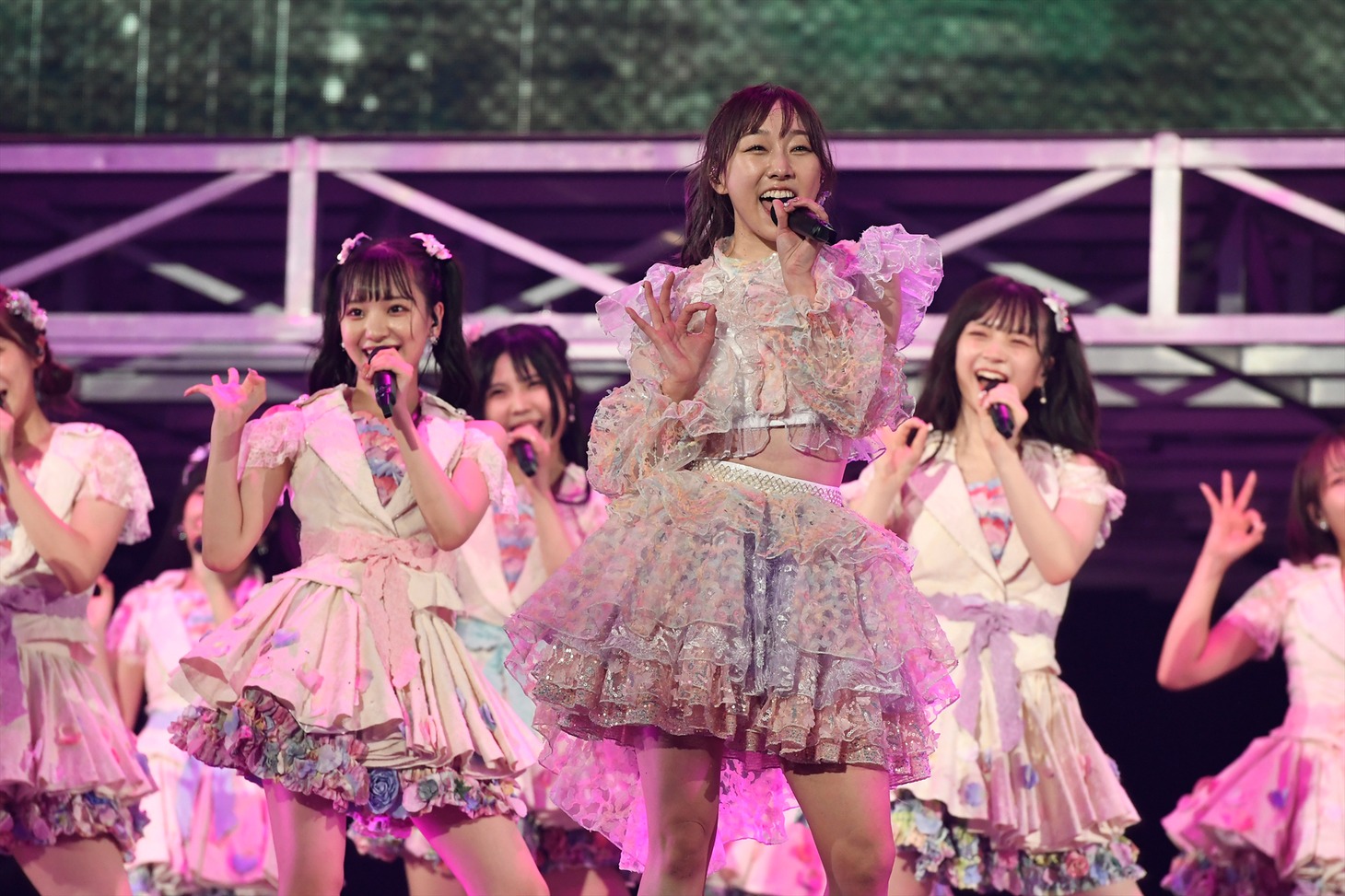 須田亜香里（手前）