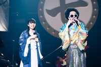 にゃん北朝時代（カネコアヤノ）とレキシ。（撮影：聖徳太郎［田中聖太郎］）