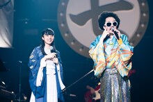 にゃん北朝時代（カネコアヤノ）とレキシ。（撮影：聖徳太郎［田中聖太郎］）